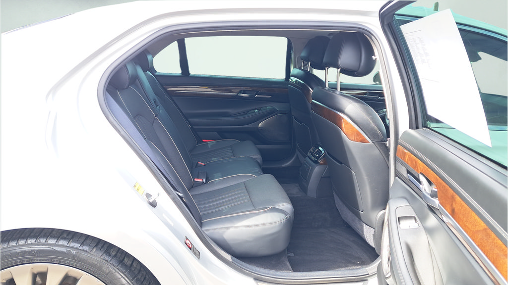 Used 2019 Genesis G90 3.3T Premium RWD image 14