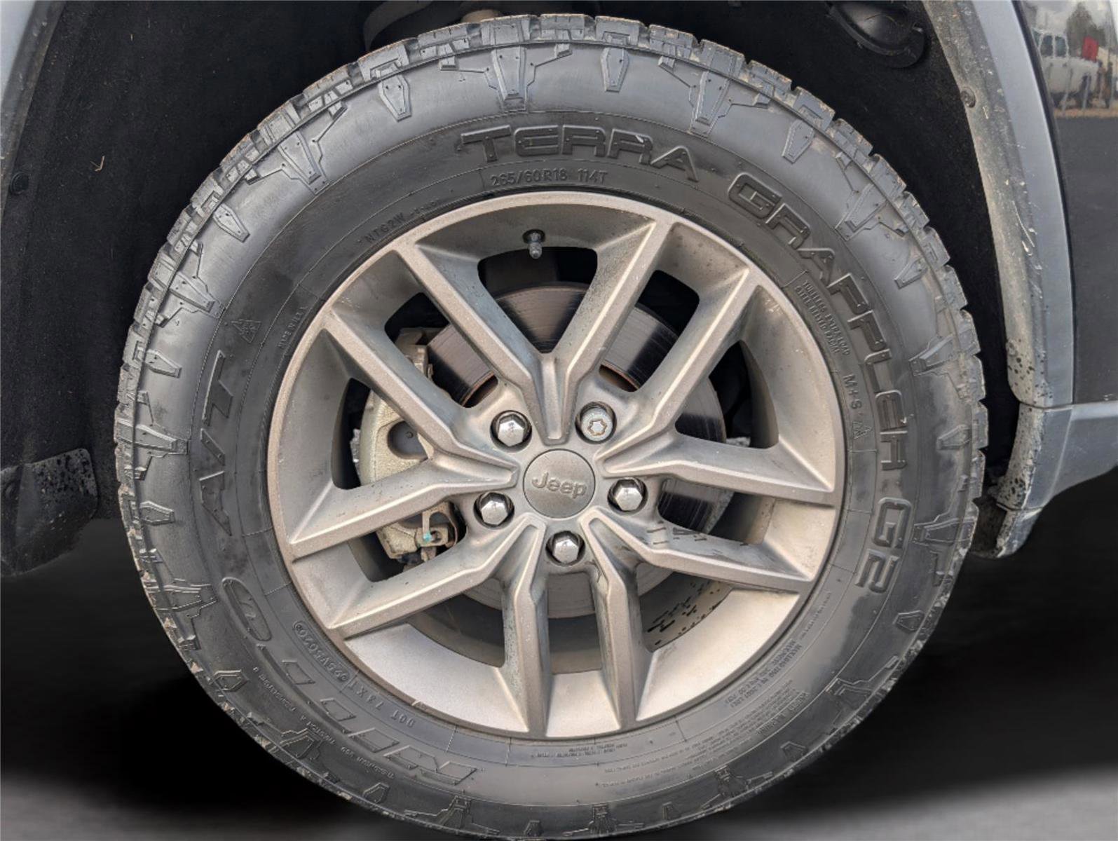 Used 2016 Jeep Grand Cherokee Laredo 75th Anniversary image 38