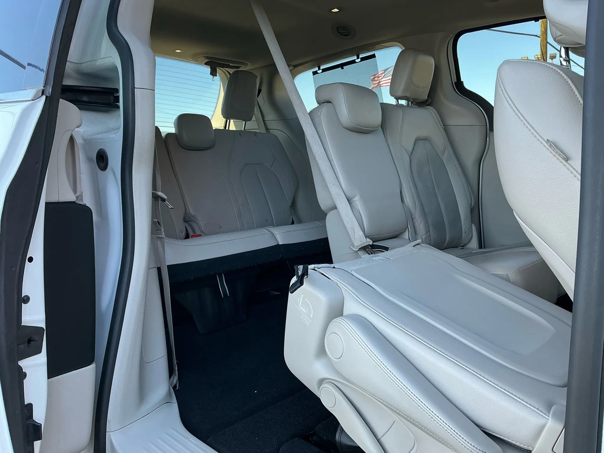 Used 2018 Chrysler Pacifica Touring-L w/ Advanced Safetytec Group image 33