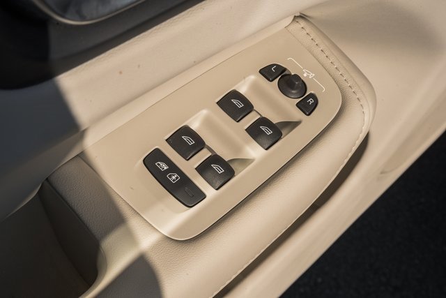 Certified 2024 Volvo XC60 B5 Plus w/ Climate Package image 38