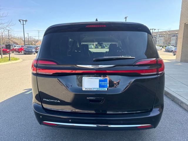 Used 2023 Chrysler Pacifica Touring-L image 3