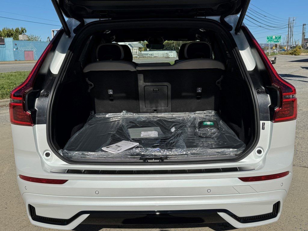 New 2026 Volvo XC60 B5 Plus w/ Protection Package Premier AWD/4WD image 15