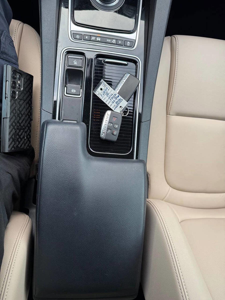 Used 2018 Jaguar F-PACE Premium image 39