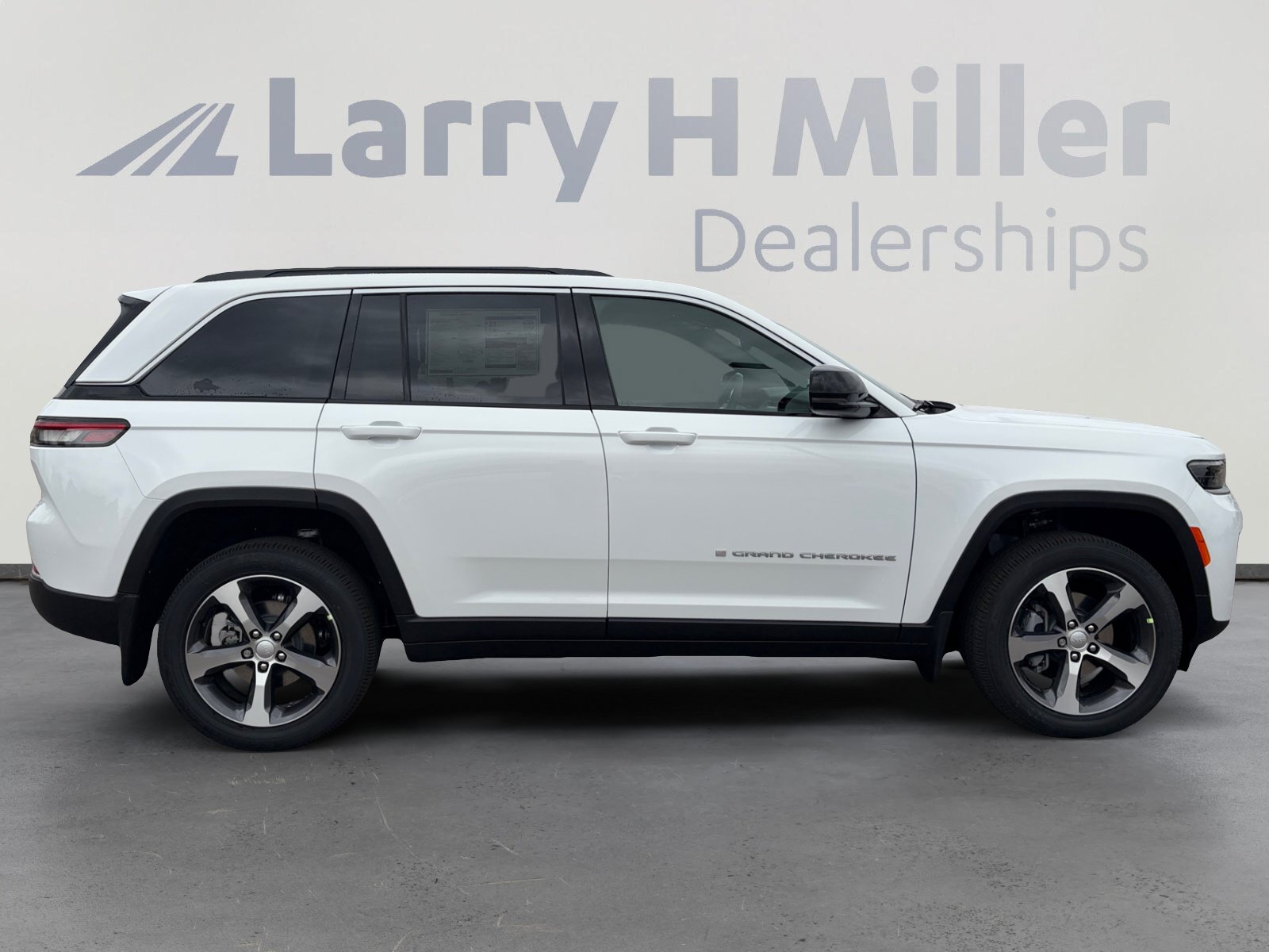 New 2026 Jeep Grand Cherokee Limited w/ Trailer Tow Package AWD/4WD image 7