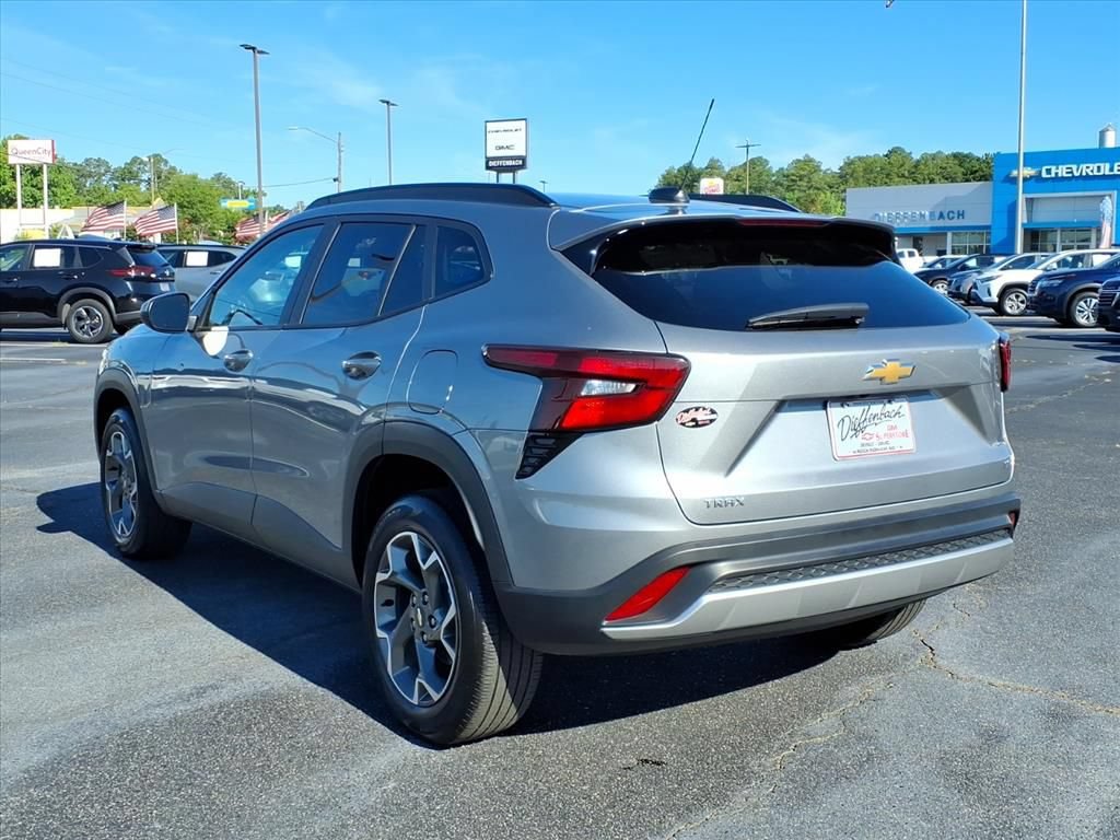 Used 2025 Chevrolet Trax LT FWD image 15