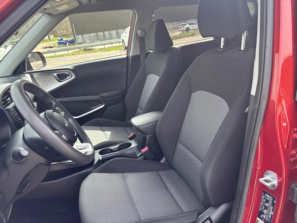 Used 2023 Kia Soul LX w/ LX Technology Package image 12