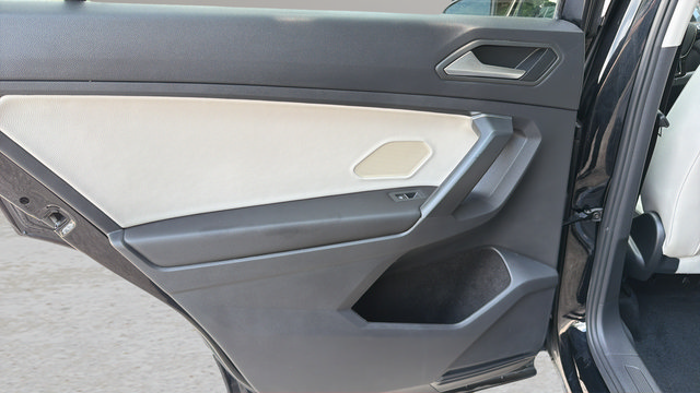 Used 2021 Volkswagen Tiguan SE w/ Panoramic Sunroof Package AWD/4WD image 9