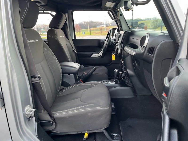 Used 2017 Jeep Wrangler Unlimited Rubicon w/ Connectivity Group image 36