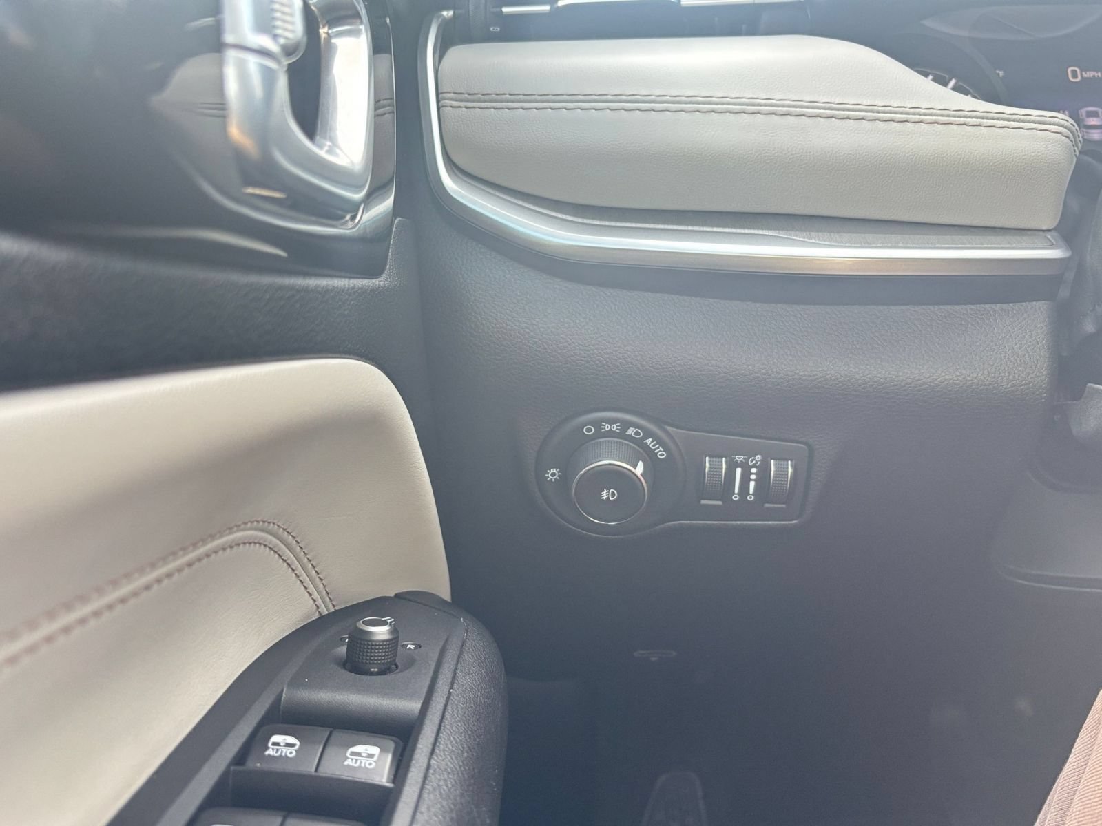Used 2025 Jeep Compass Limited AWD/4WD image 32