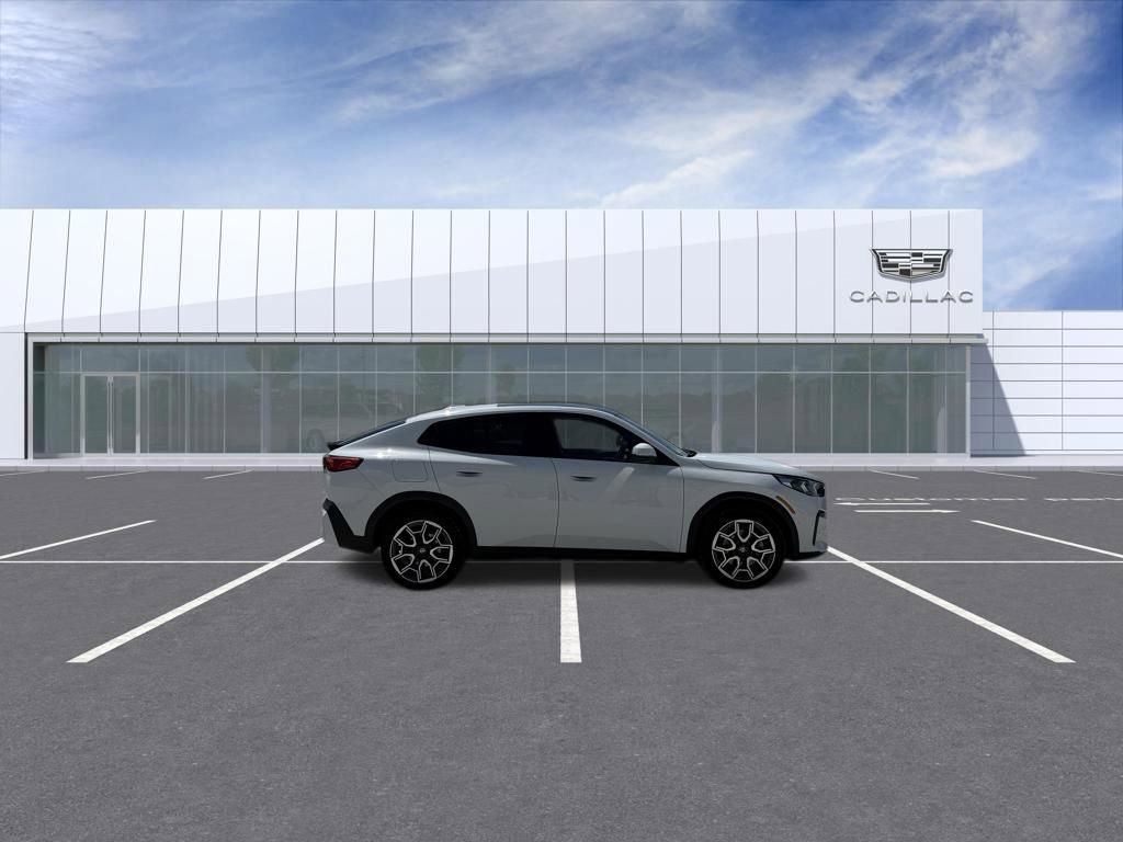 Used 2025 BMW X2 xDrive28i AWD/4WD image 2
