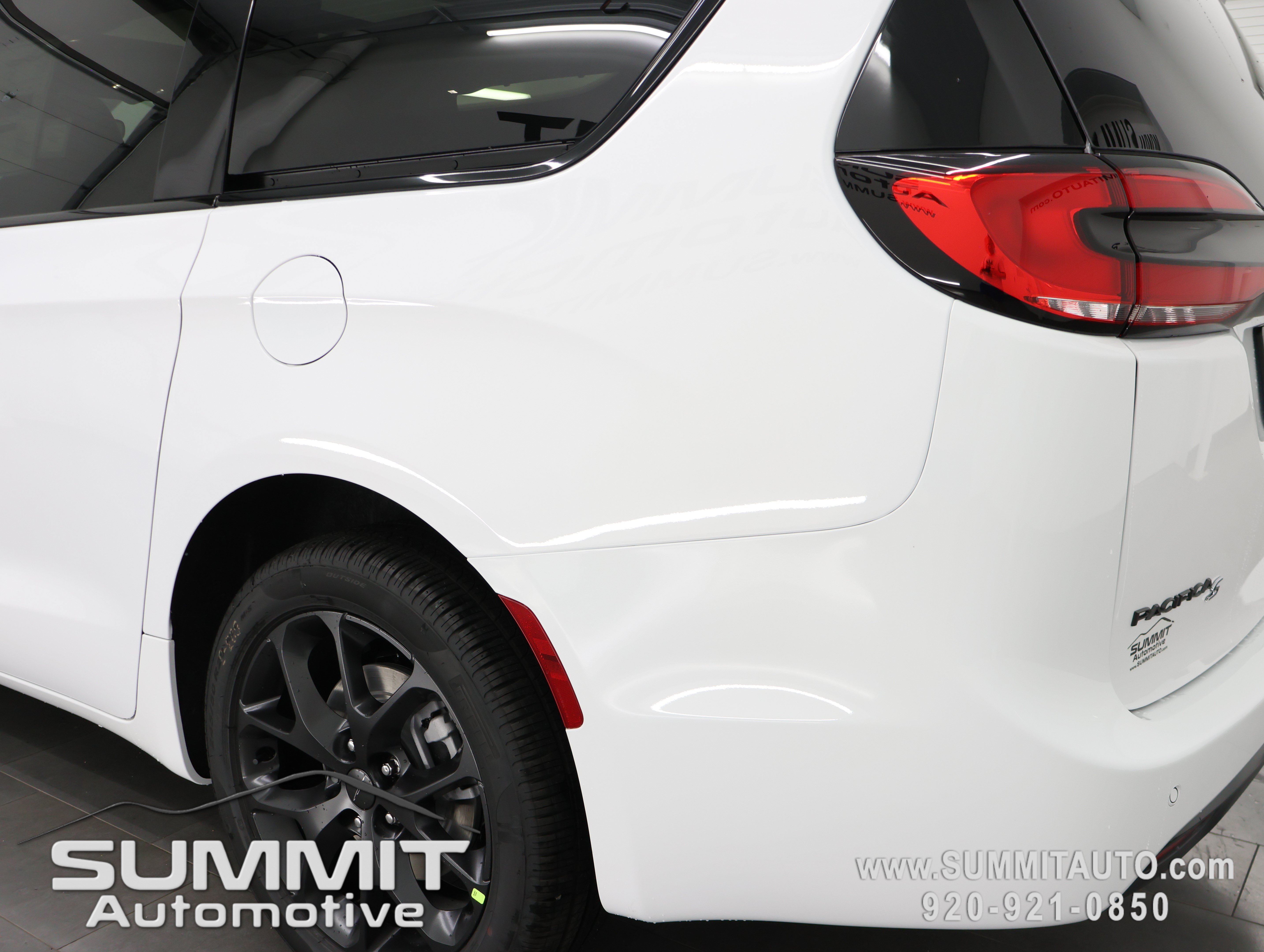 New 2027 Chrysler Pacifica Limited AWD/4WD image 36