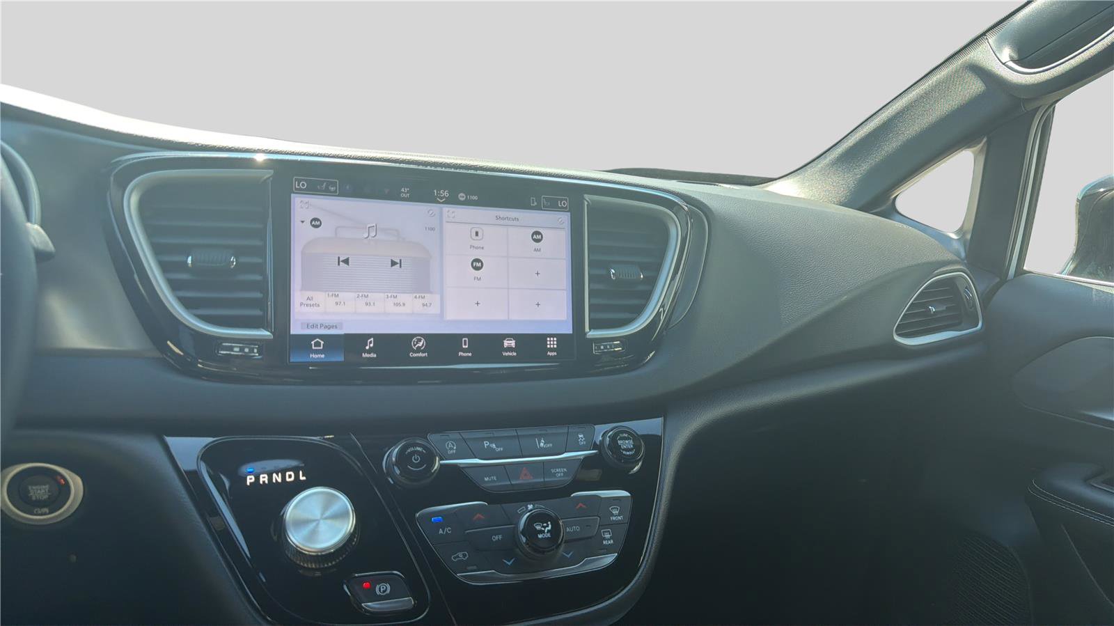 Used 2025 Chrysler Pacifica Select image 11