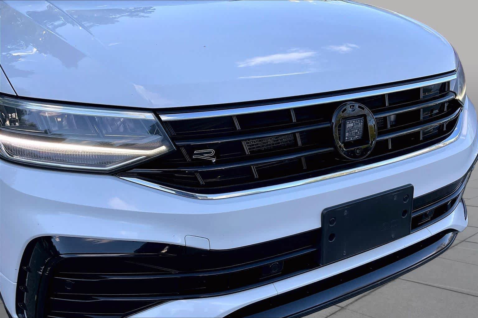 Used 2022 Volkswagen Tiguan SE R-Line AWD/4WD image 31