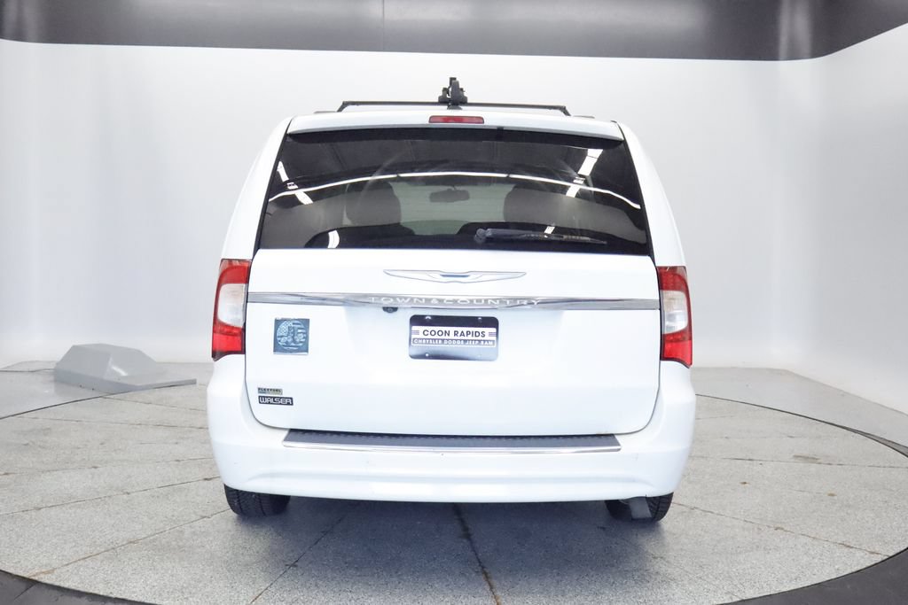 Used 2014 Chrysler Town & Country Touring FWD image 4