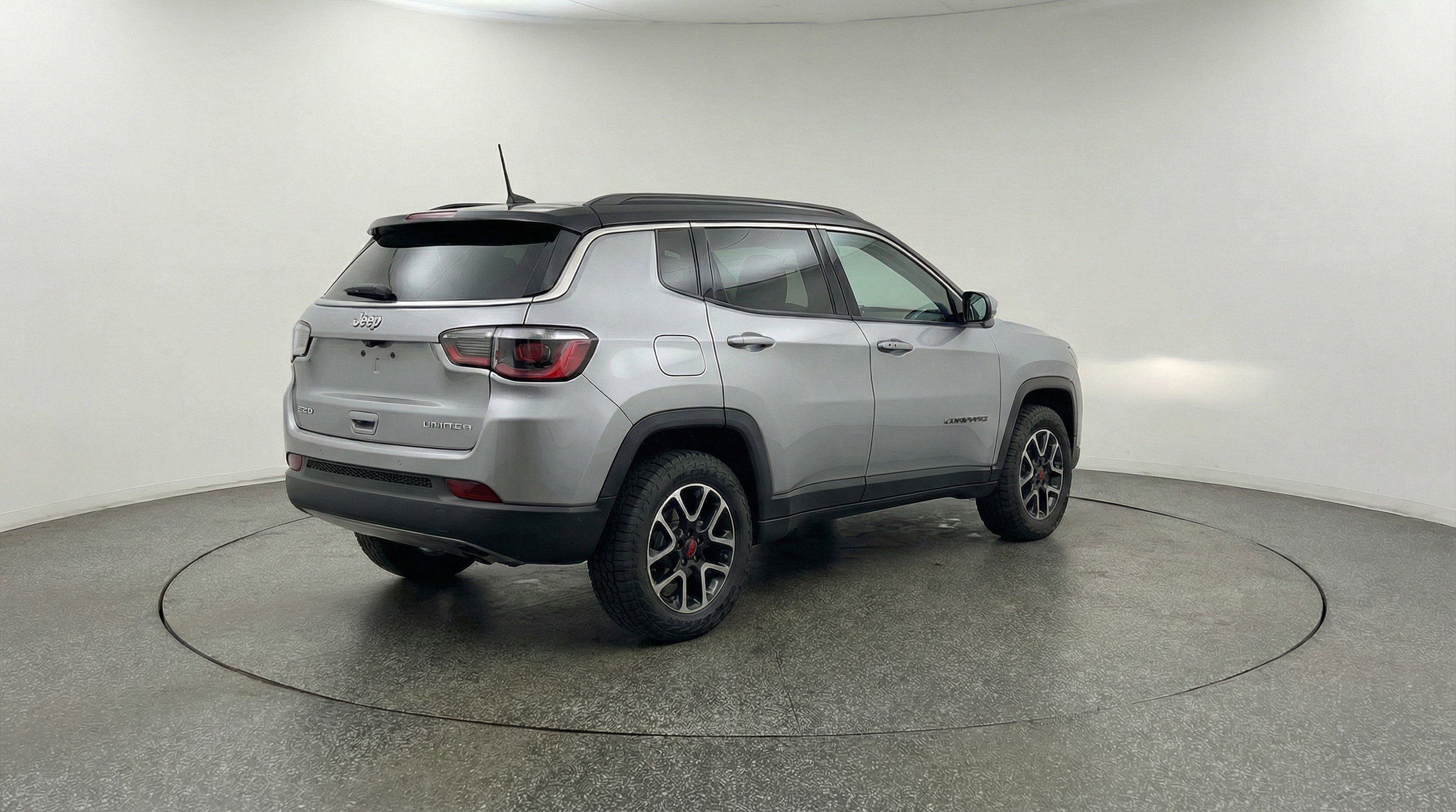 Used 2025 Jeep Compass Trailhawk image 9