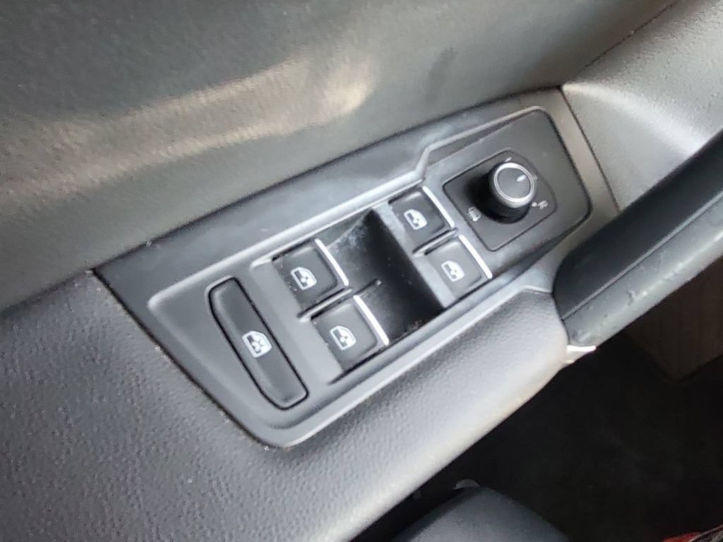 Used 2018 Volkswagen Tiguan SEL AWD/4WD image 30
