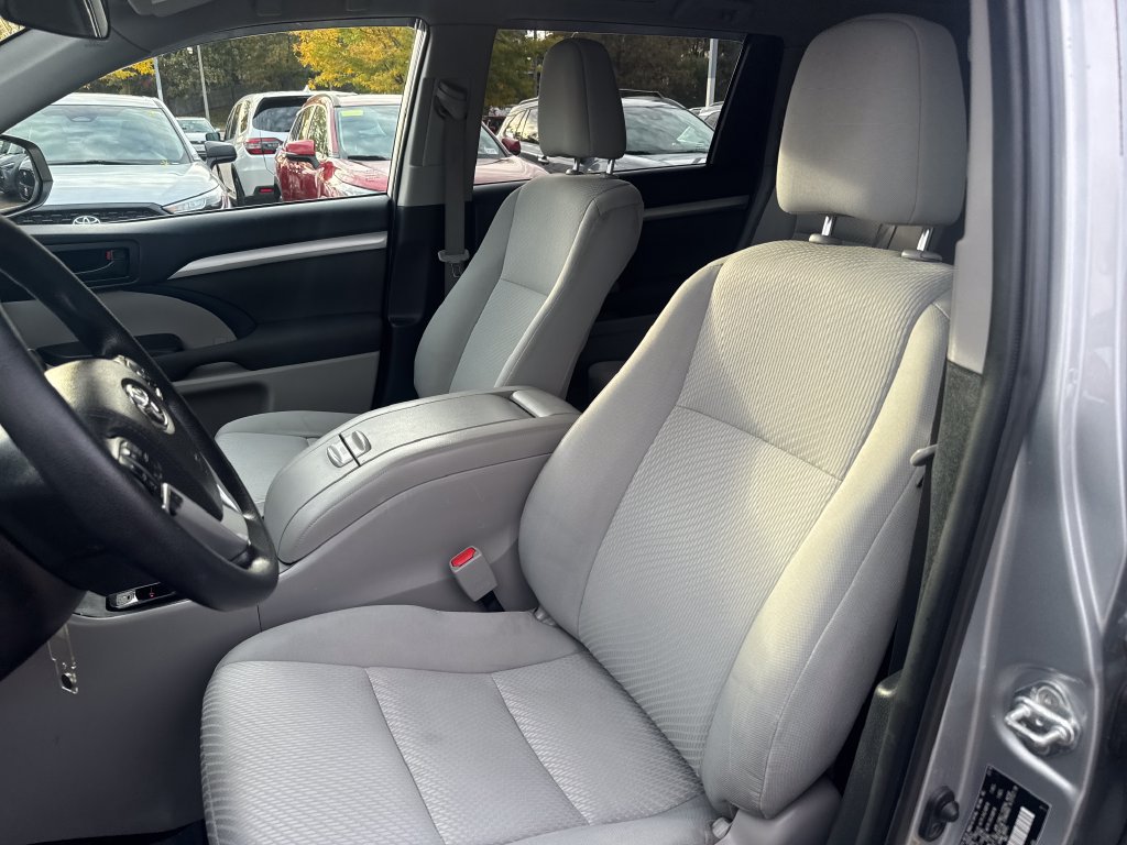 Used 2019 Toyota Highlander LE AWD/4WD image 15