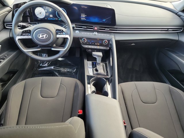 Certified 2025 Hyundai Elantra SEL image 12