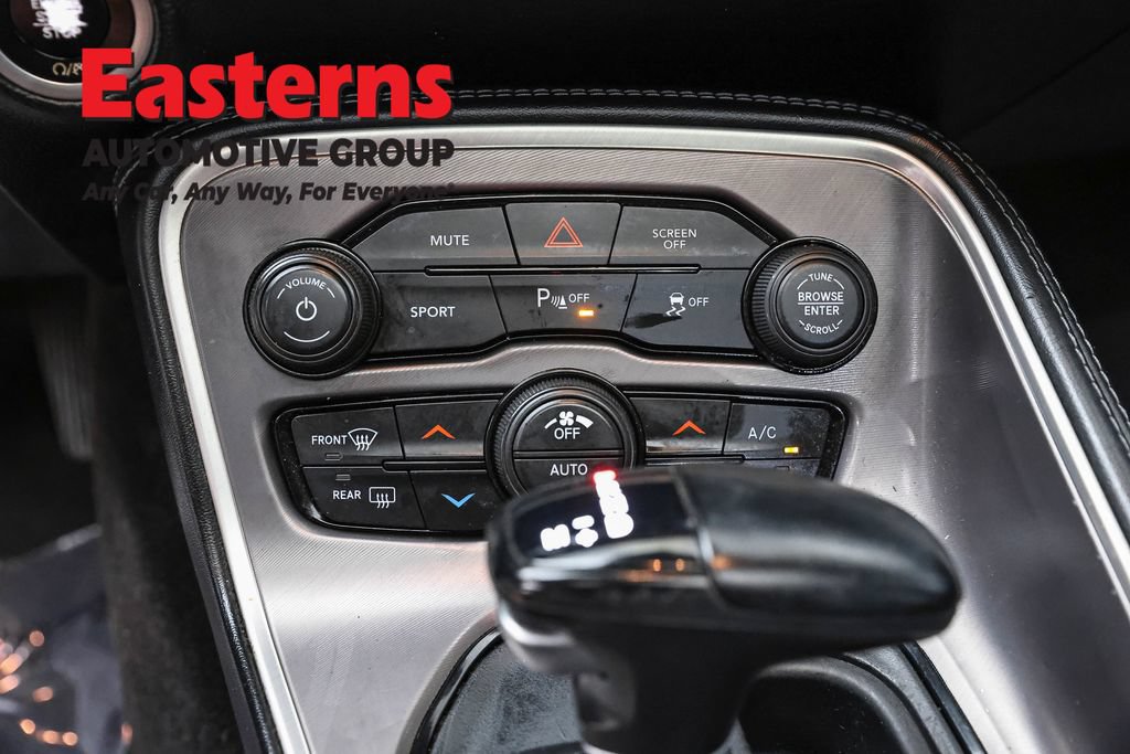 Used 2022 Dodge Challenger SXT w/ Driver Convenience Group RWD image 20