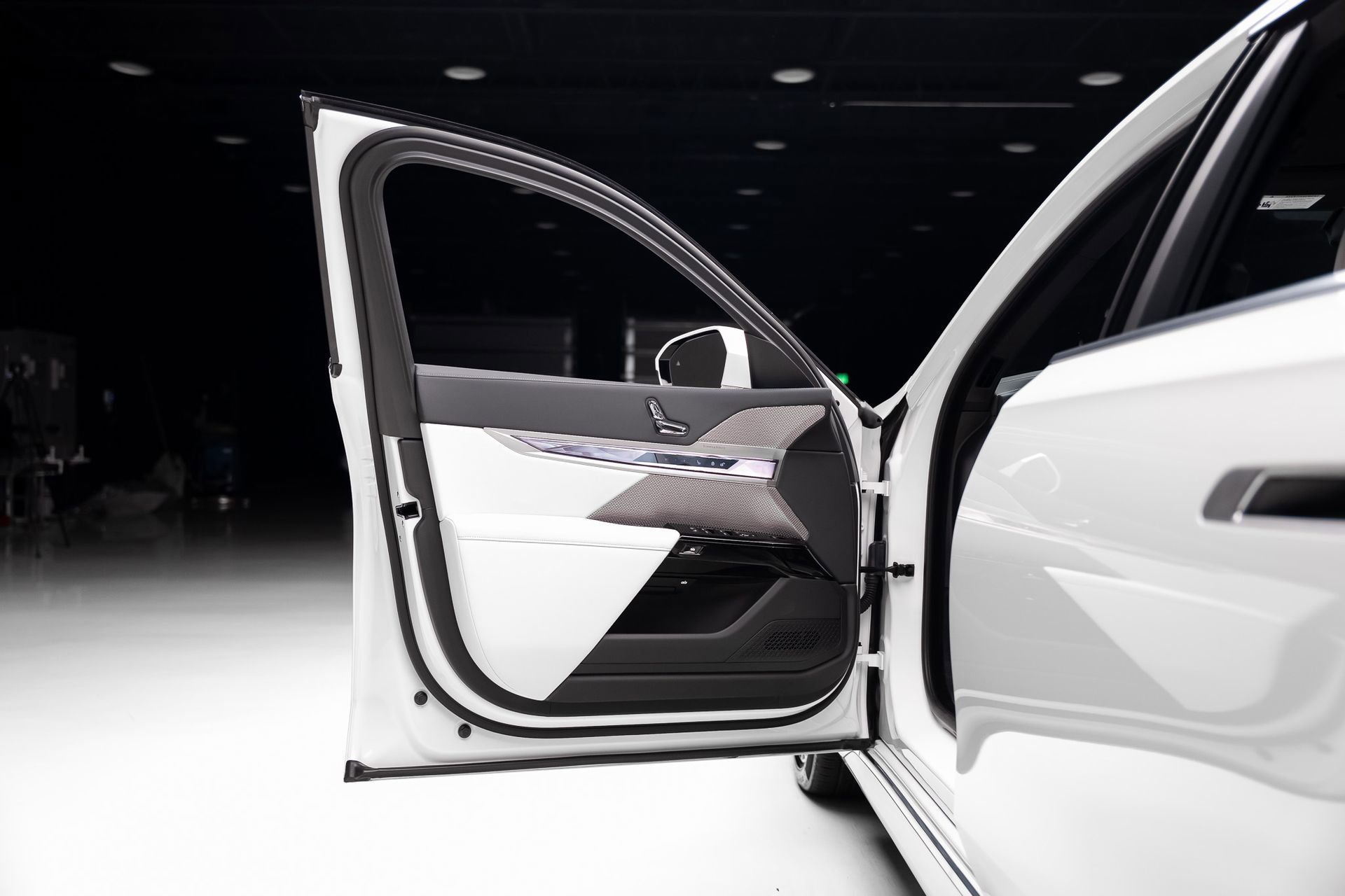 Used 2024 BMW i7 xDrive60 image 52