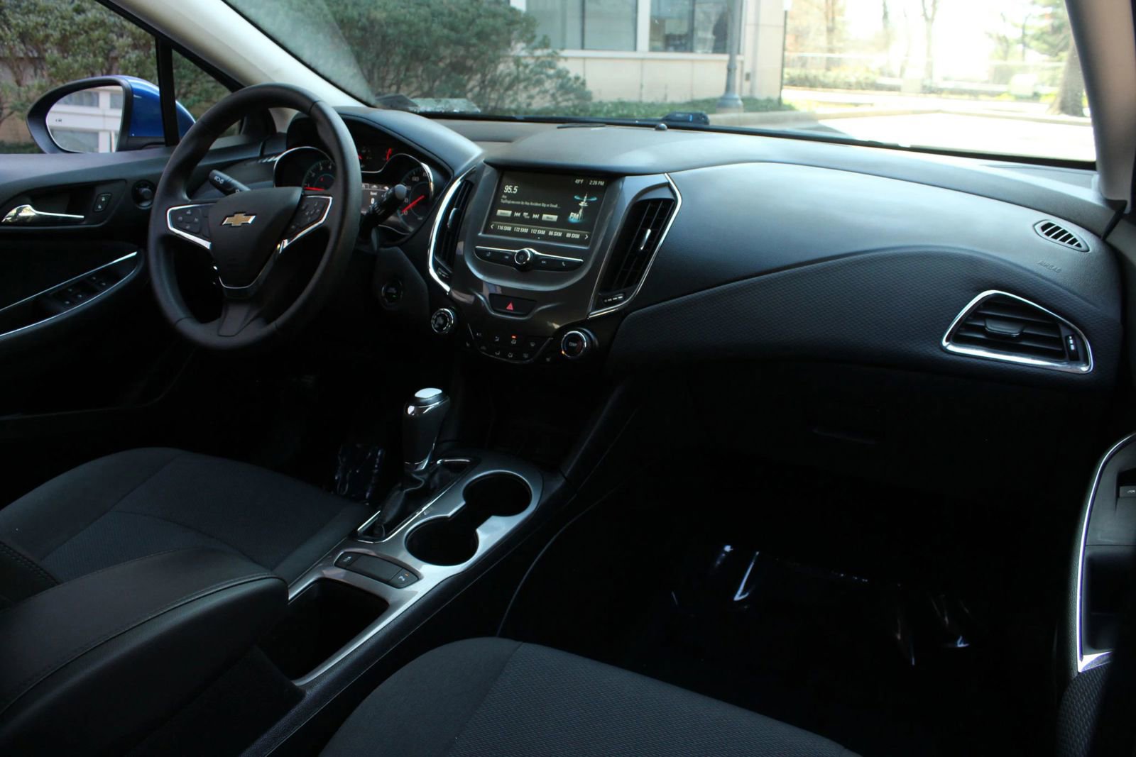 Used 2018 Chevrolet Cruze LT w/ Convenience Package FWD image 24