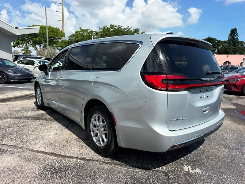 Used 2023 Chrysler Pacifica Touring-L FWD image 7