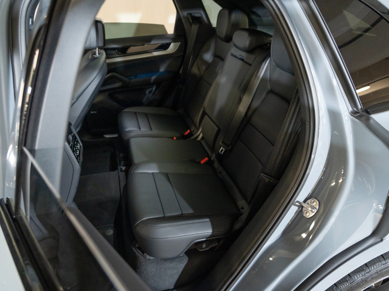 Used 2026 Porsche Cayenne AWD/4WD image 25
