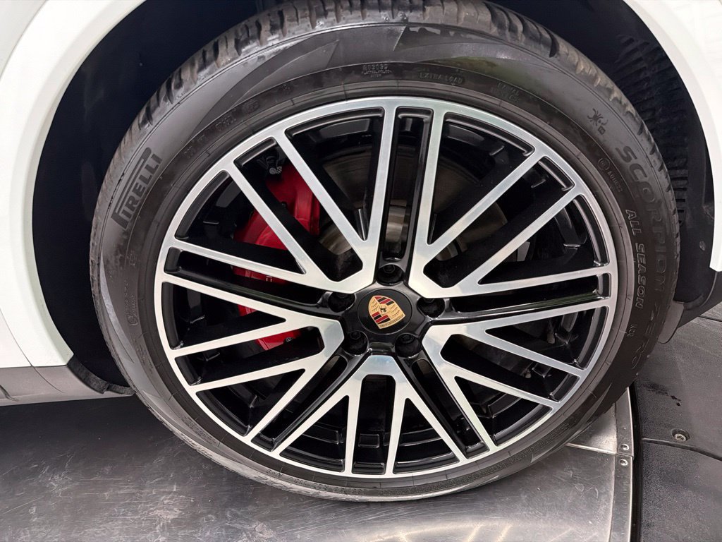 Used 2025 Porsche Cayenne S AWD/4WD image 9