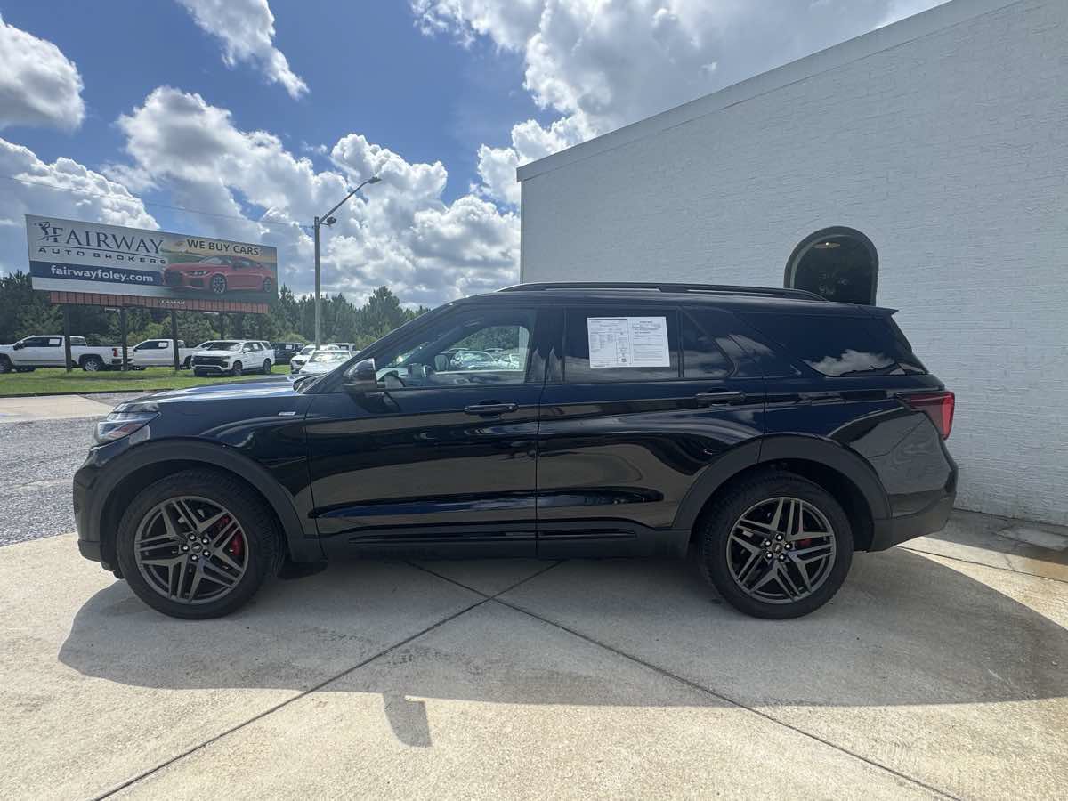 Used 2025 Ford Explorer ST-Line w/ ST-Line Street Pack AWD/4WD image 2