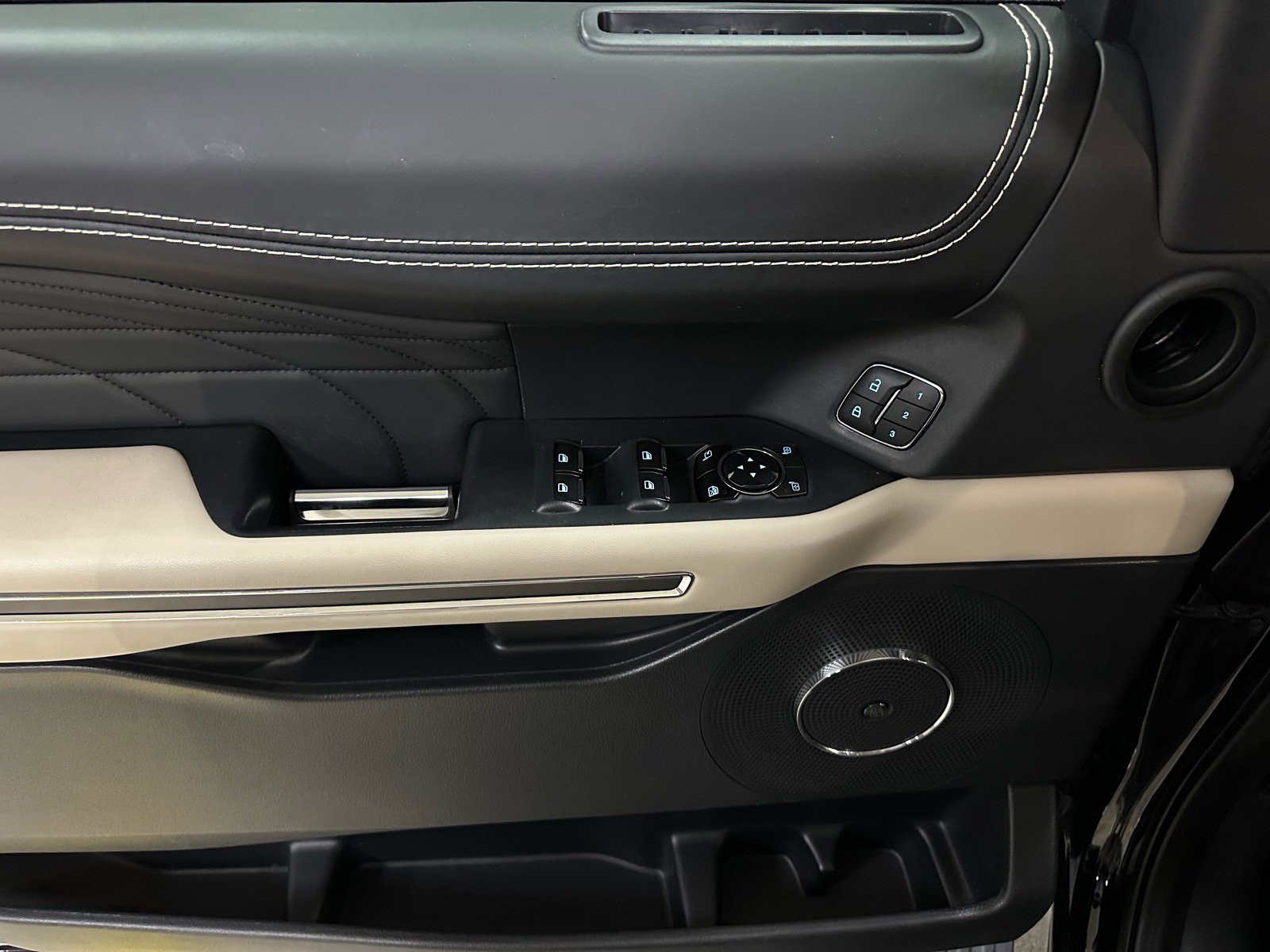 Certified 2023 Ford Expedition Platinum image 18