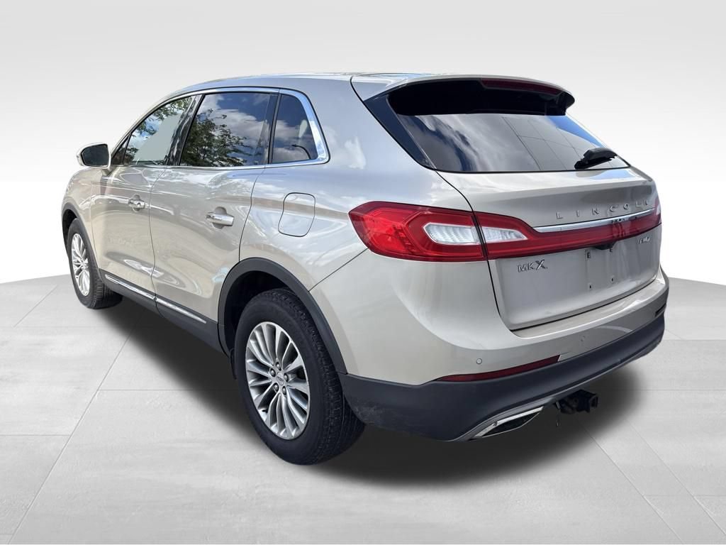 Used 2017 Lincoln MKX Select w/ Select Plus Package AWD/4WD image 2