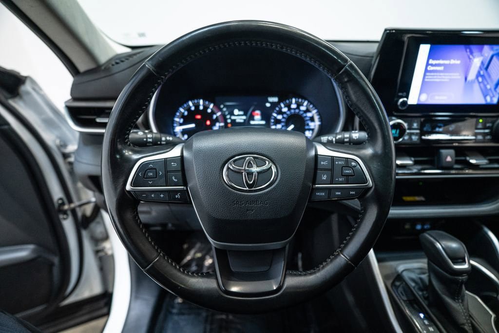 Used 2023 Toyota Highlander XLE AWD/4WD image 16