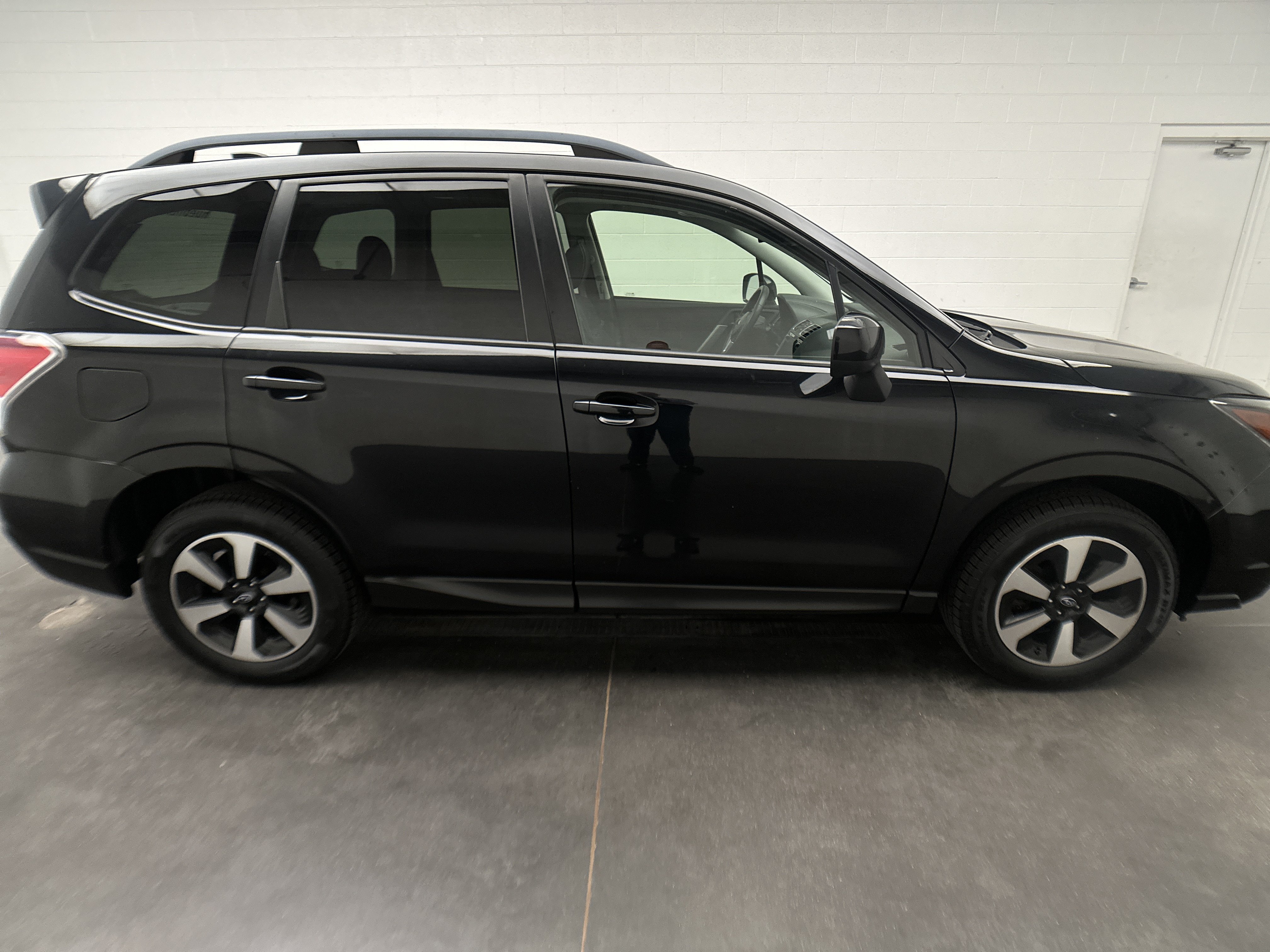 Used 2017 Subaru Forester 2.5i Premium w/ All-Weather Package AWD/4WD image 9
