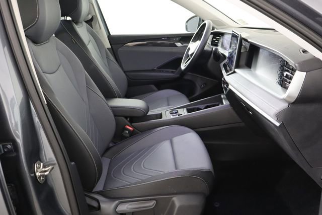 Used 2025 Volkswagen Tiguan SE AWD/4WD image 16