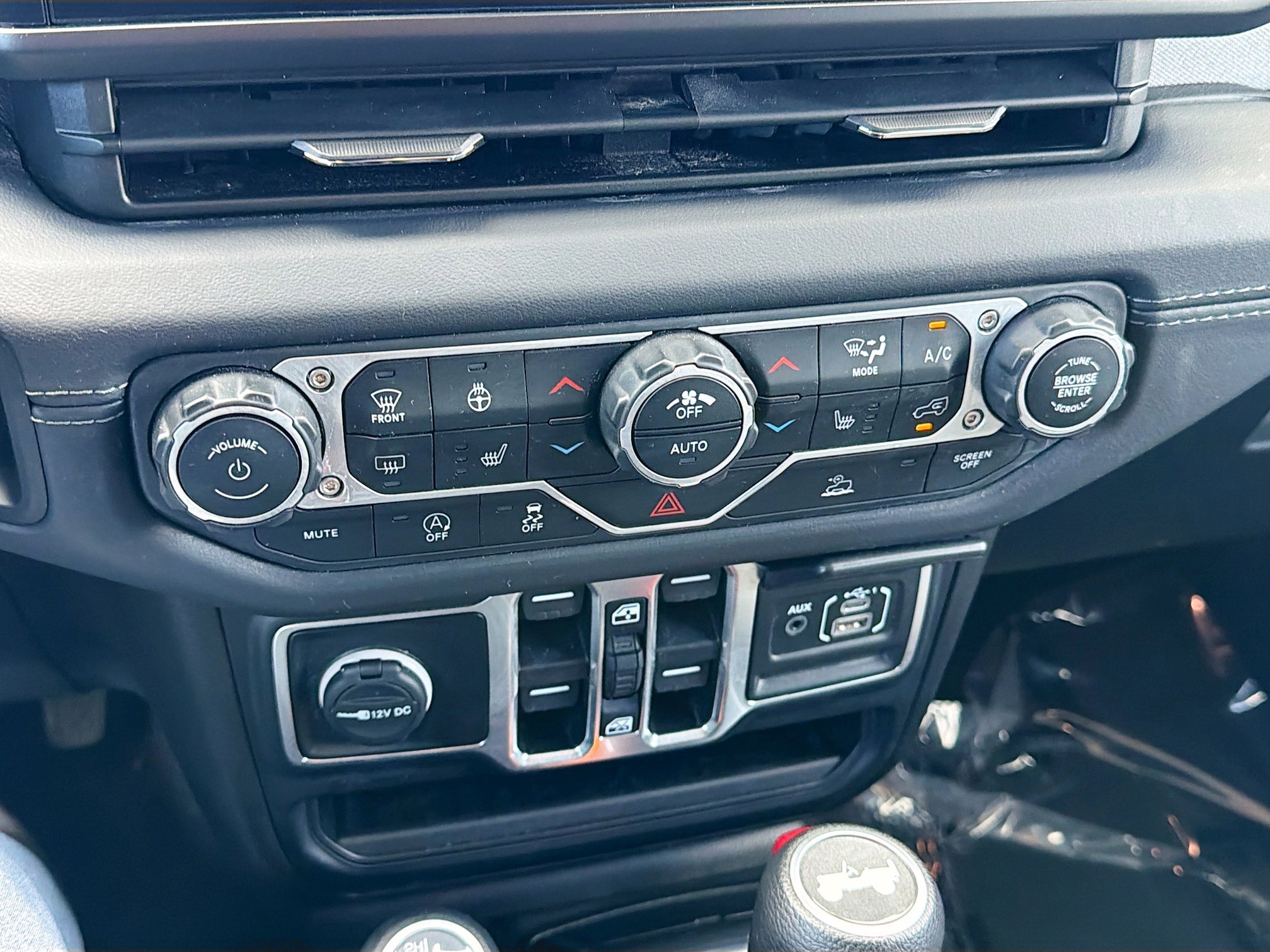 Used 2025 Jeep Wrangler Sahara image 31