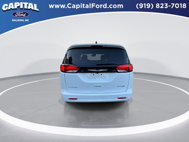 Used 2024 Chrysler Voyager LX image 7