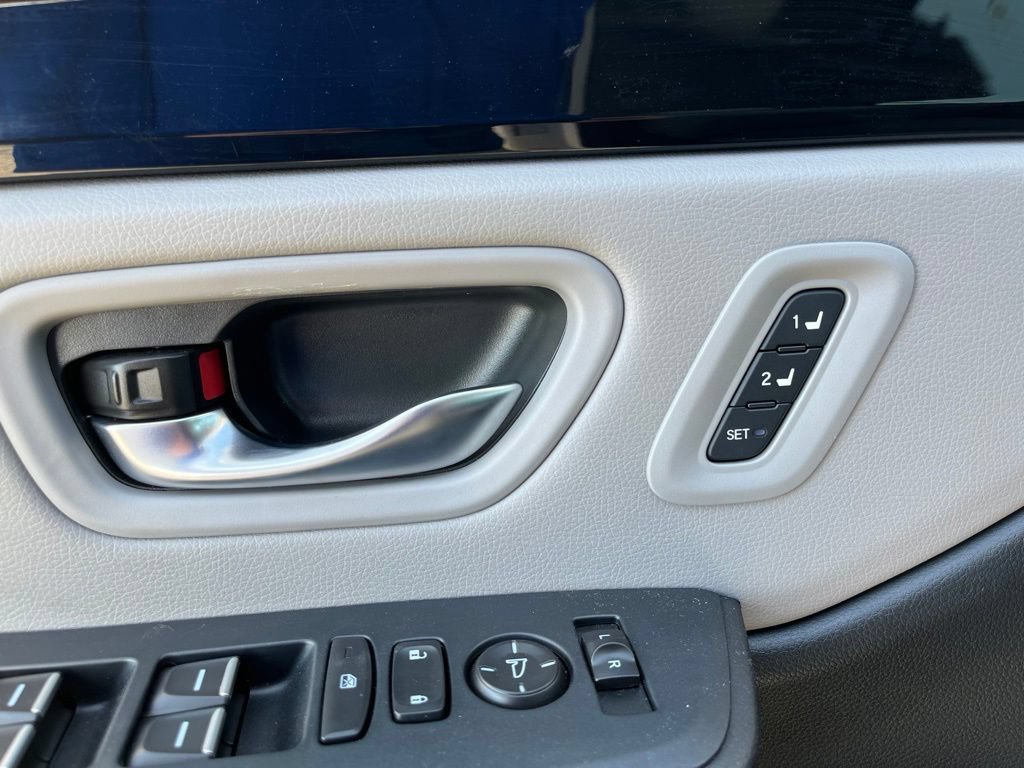 Certified 2025 Honda Pilot Touring image 12