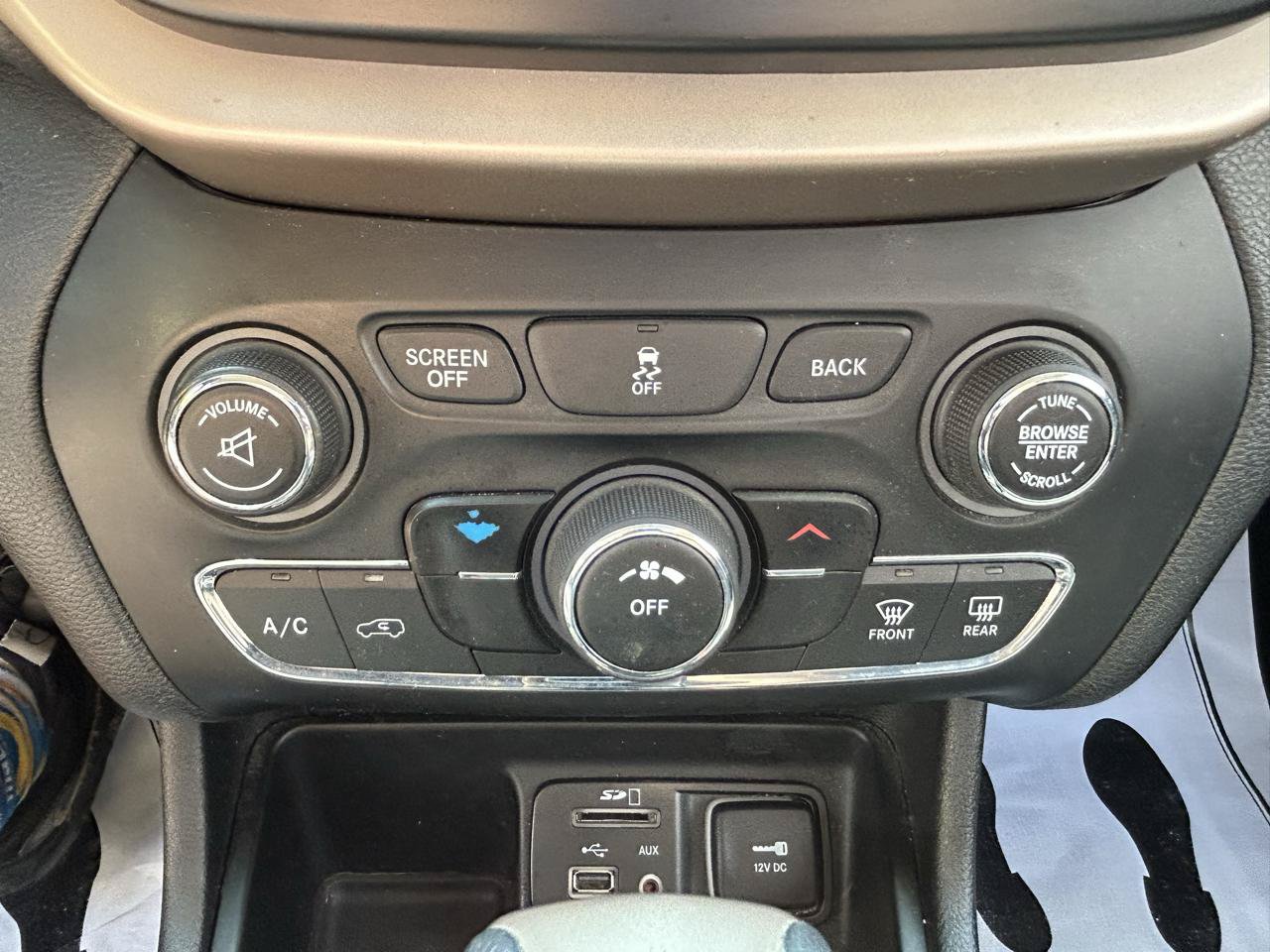 Used 2017 Jeep Cherokee Latitude FWD image 24