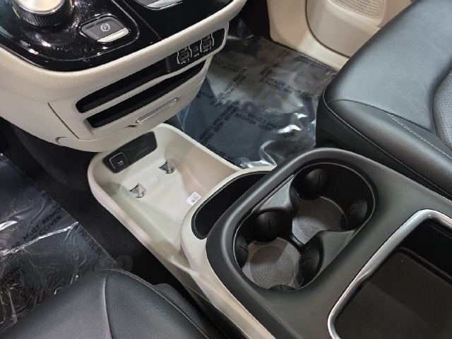Used 2024 Chrysler Pacifica Touring-L FWD image 25