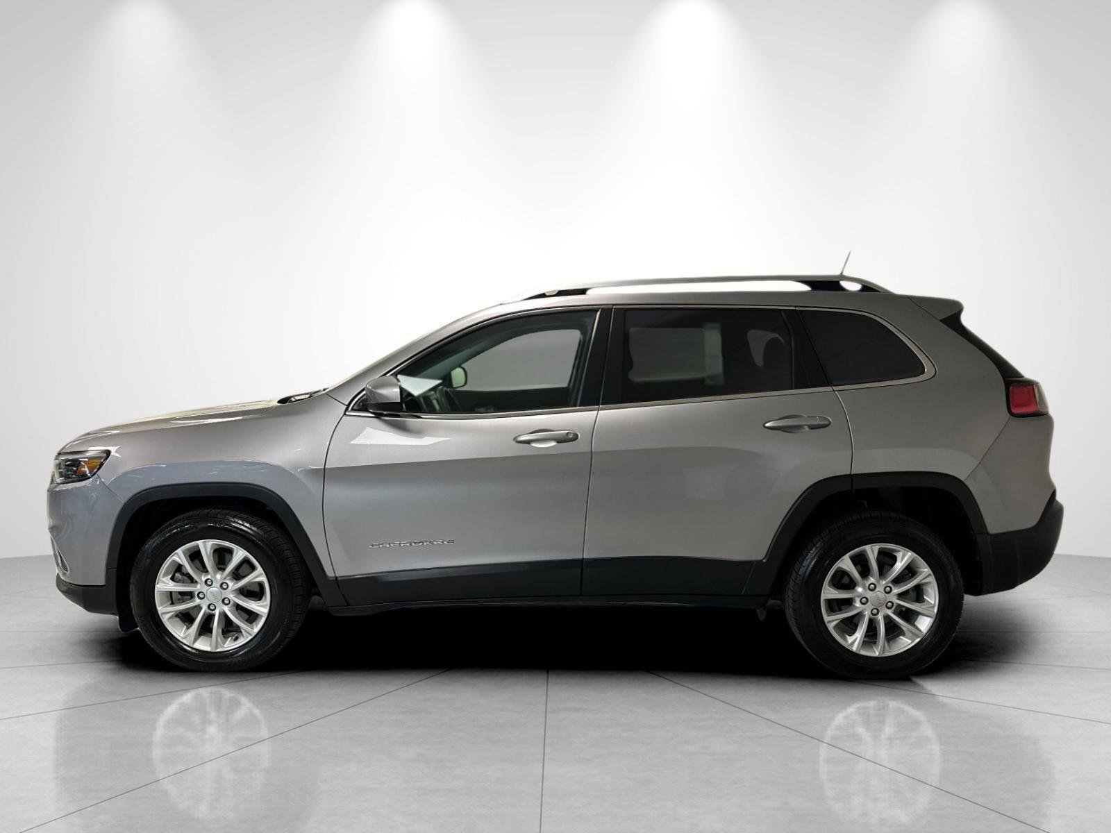 Used 2019 Jeep Cherokee Latitude w/ Popular Appearance Group FWD image 2