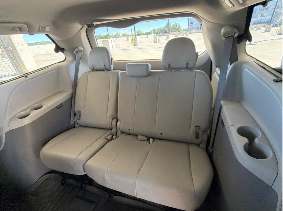 Used 2014 Toyota Sienna XLE FWD image 15