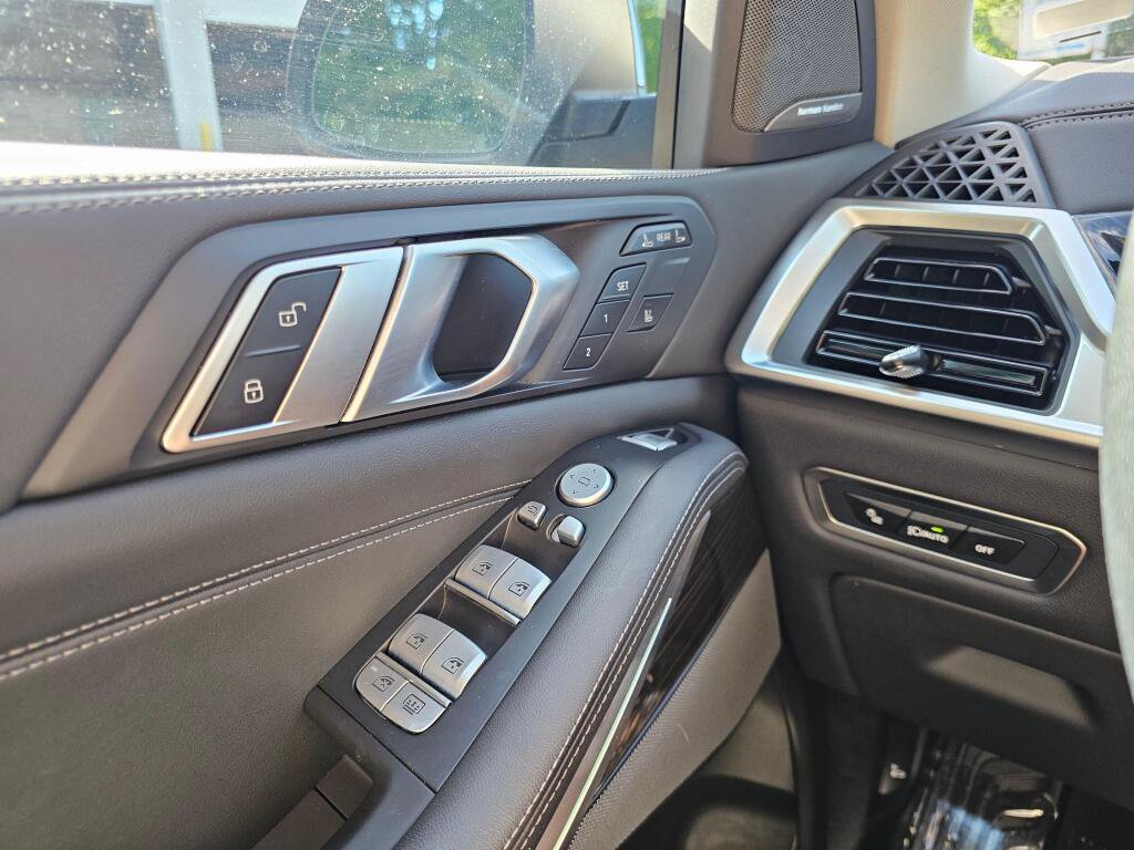 Used 2025 BMW X7 xDrive40i AWD/4WD image 32