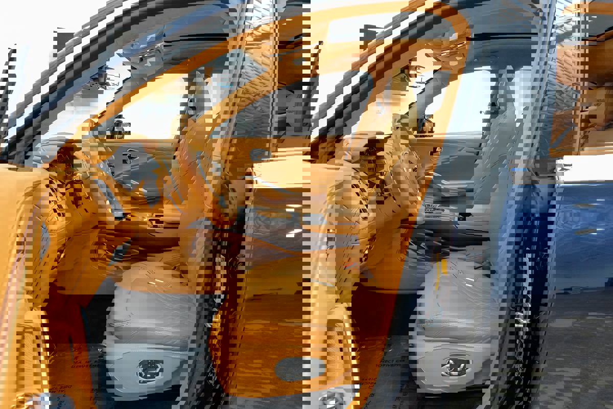 Used 2021 Aston Martin DBX AWD/4WD image 4