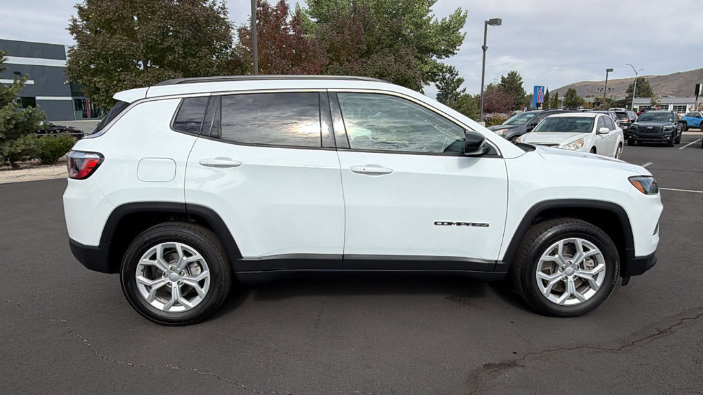 Used 2024 Jeep Compass Latitude AWD/4WD image 2