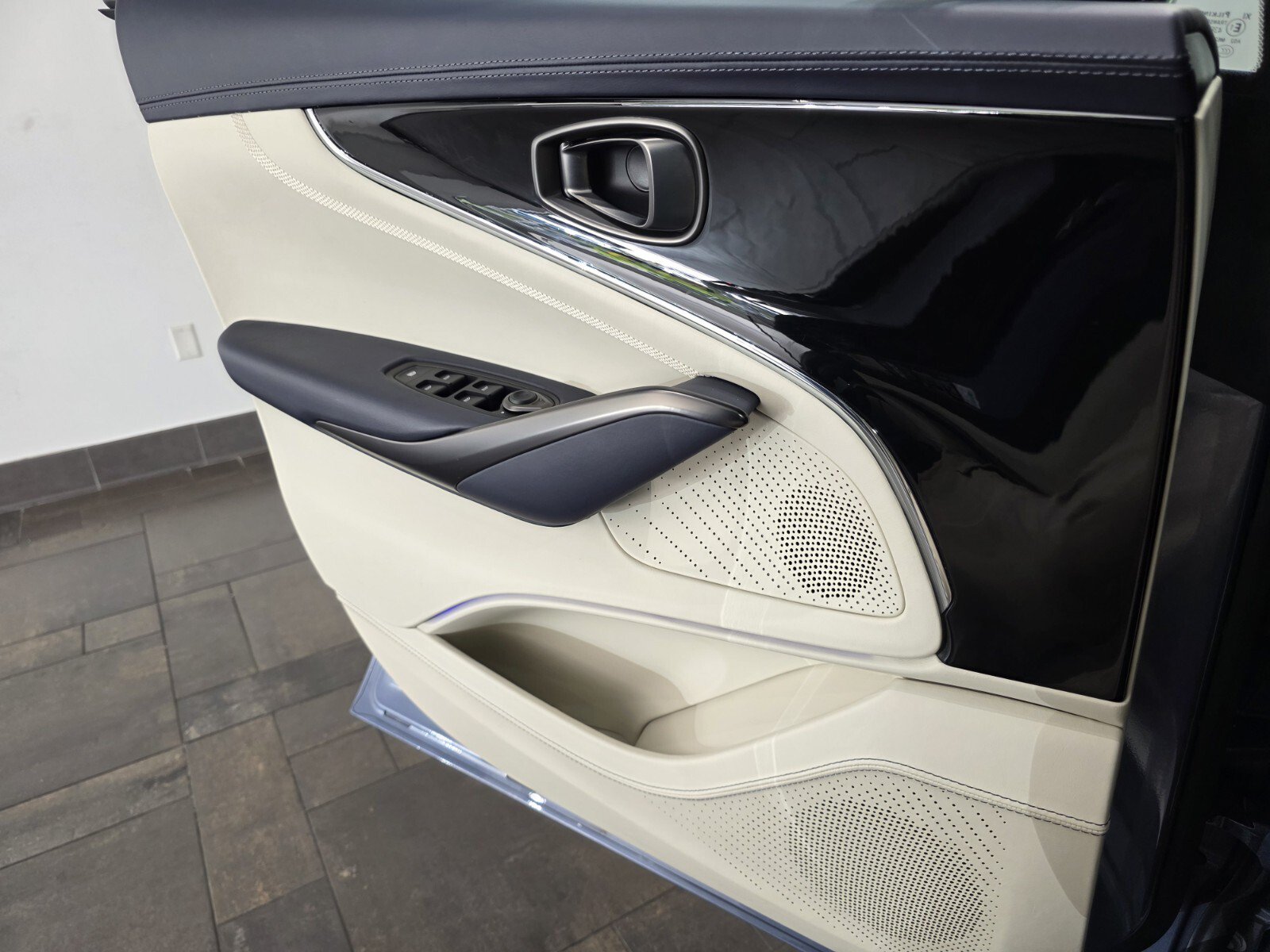 Used 2025 Aston Martin DBX 707 AWD/4WD image 16