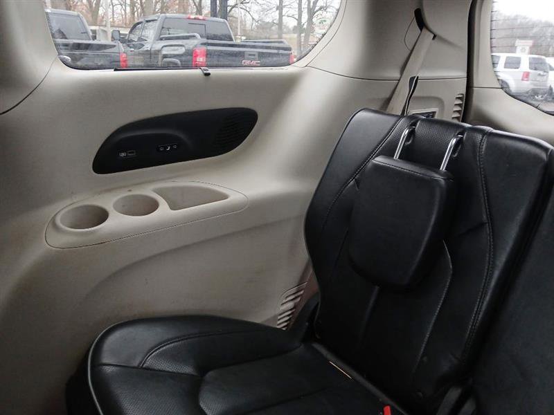 Used 2018 Chrysler Pacifica Limited image 16