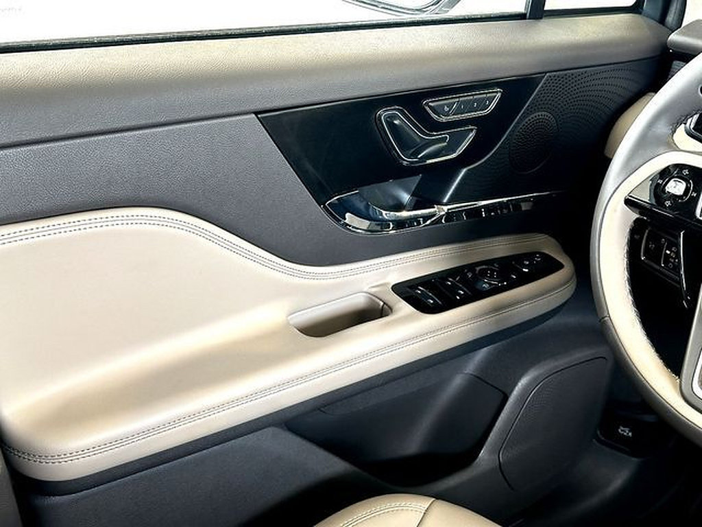 Used 2023 Lincoln Corsair FWD image 26