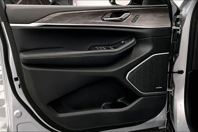 Used 2024 Jeep Grand Cherokee Limited w/ Black Appearance Package image 21