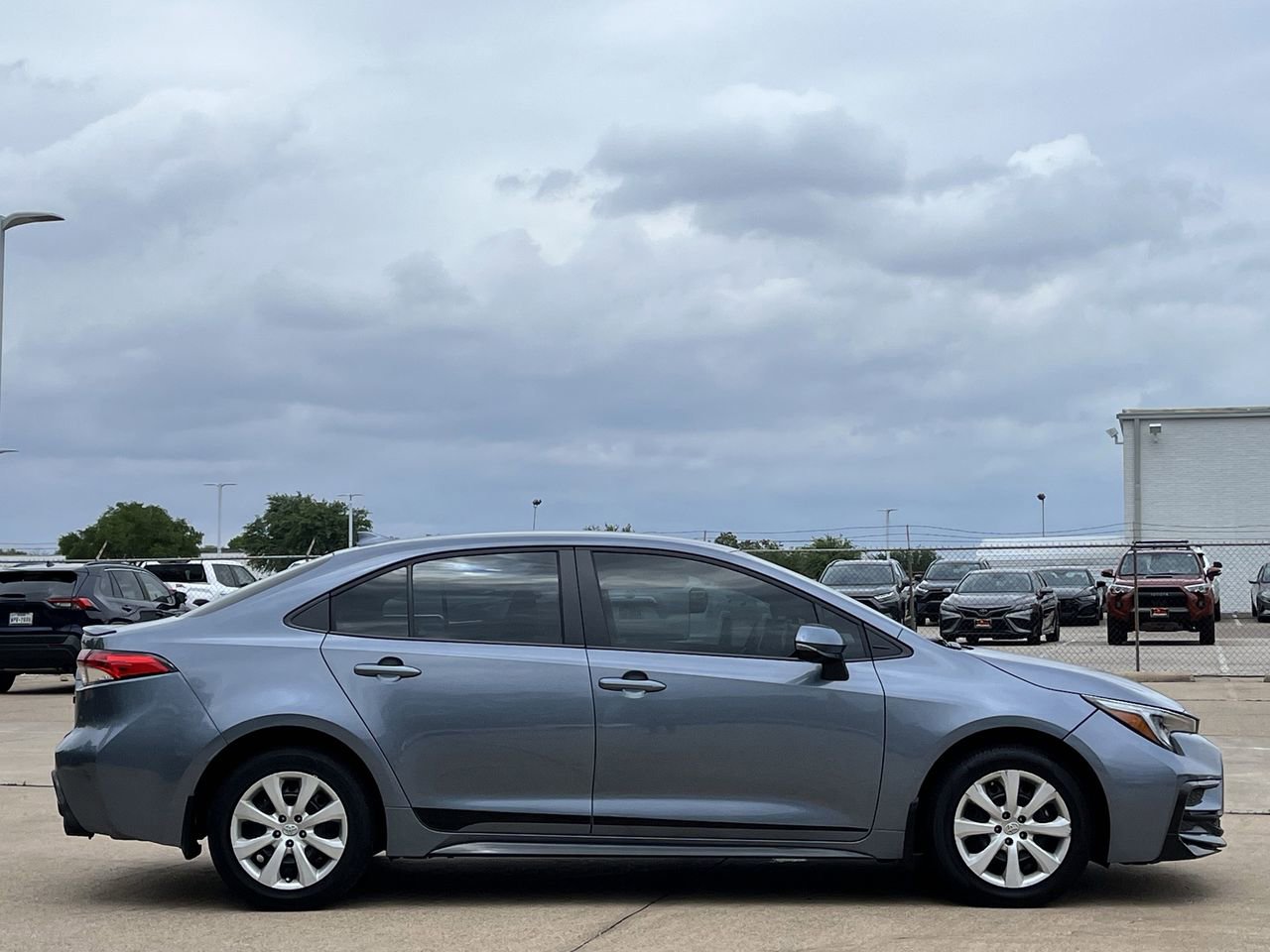 Used 2025 Toyota Corolla SE FWD image 3