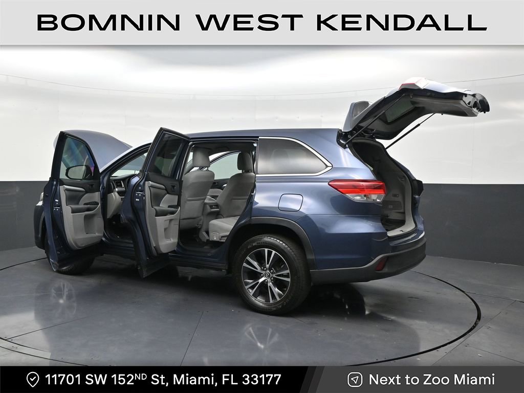 Used 2018 Toyota Highlander LE image 32